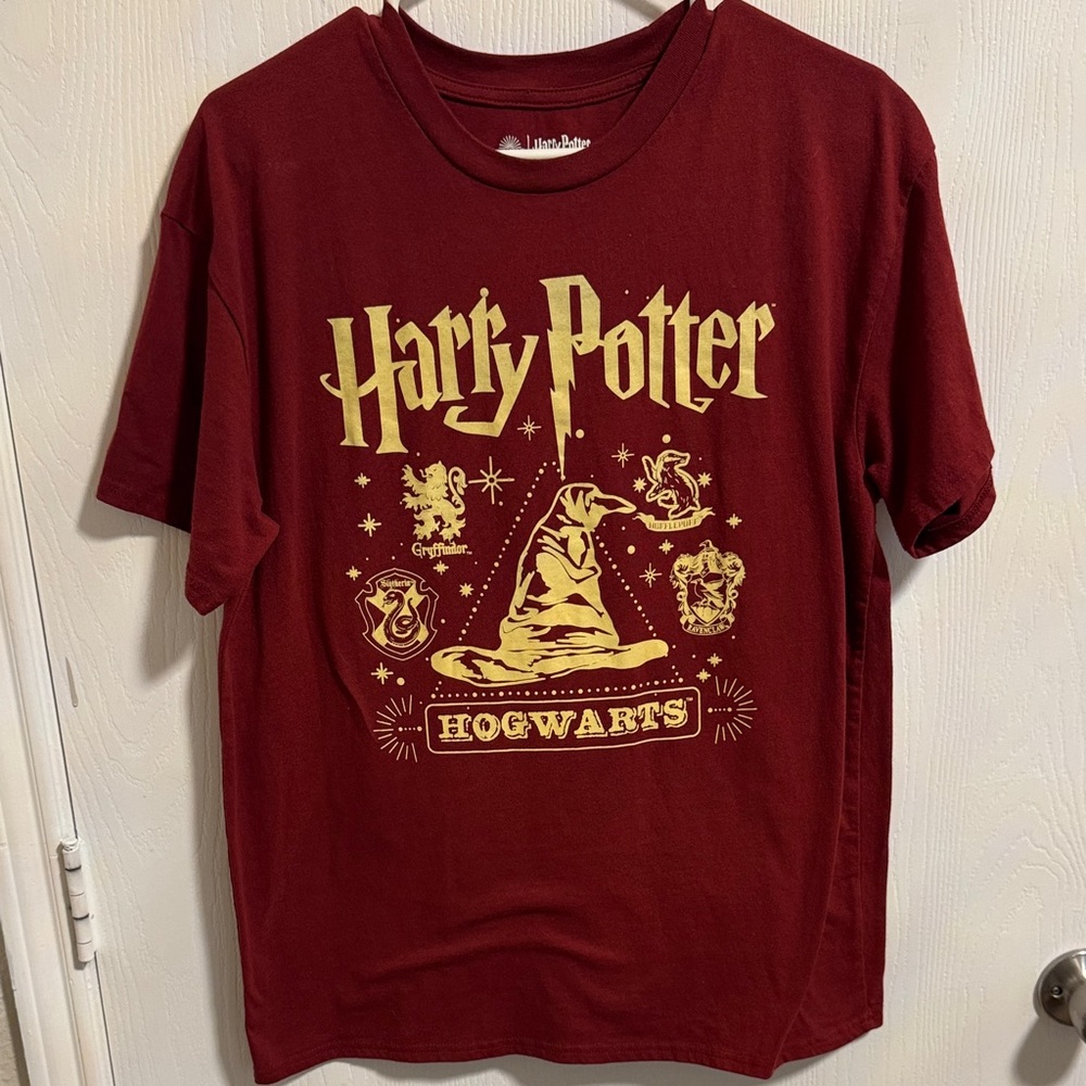NWOT Harry Potter Hogwarts T-Shirt Short Sleeve Unisex Large Maroon Gold Color